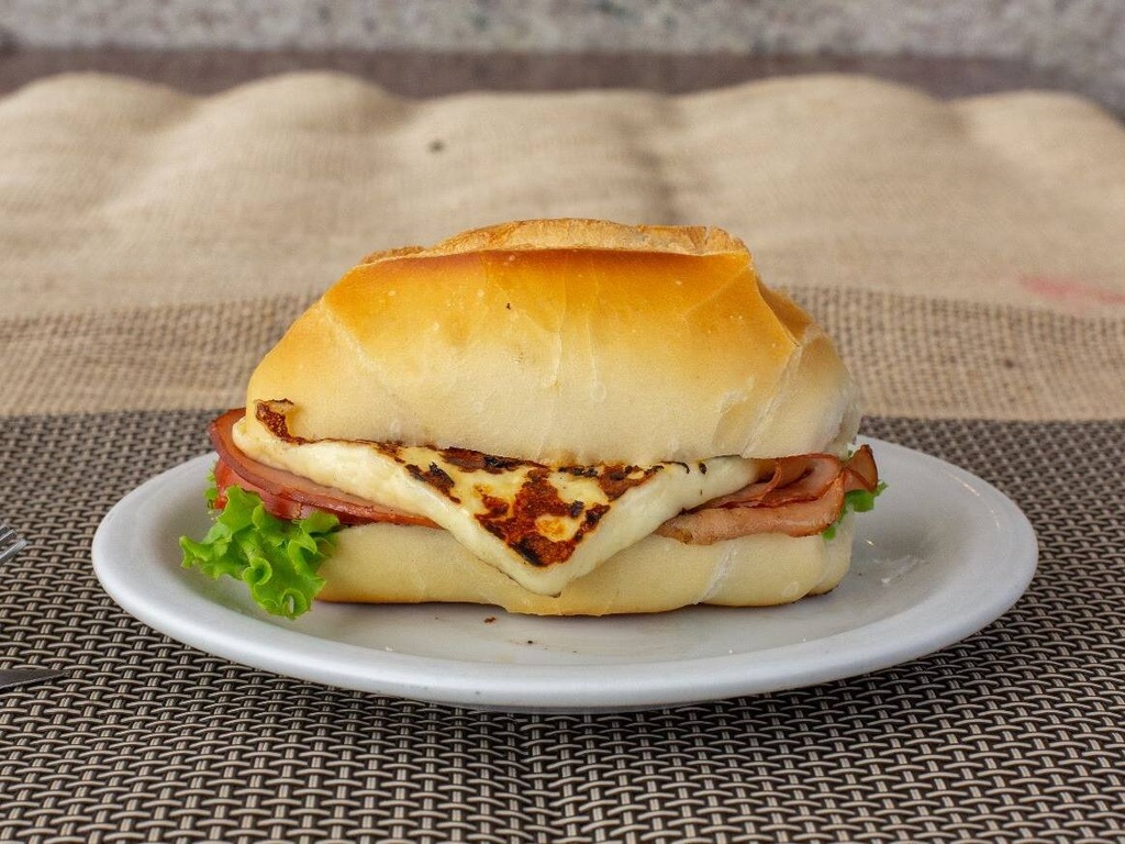 Pão com Queijo Minas e Tomate Seco