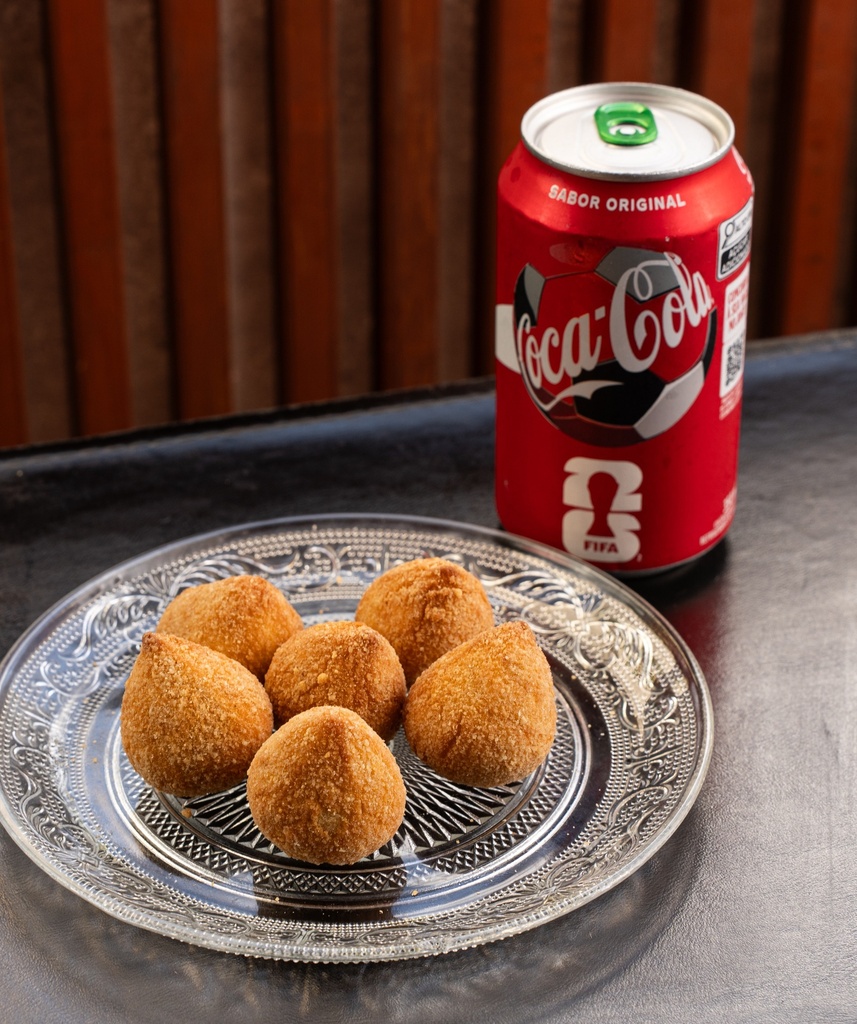 Kit 10 Salgadinhos Fritos e 1 Coca Lata