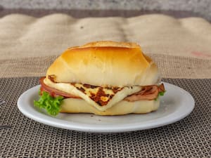 Pão com Queijo Minas e Tomate