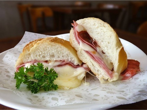 Pão com Mortandela Defumada e Muçarela
