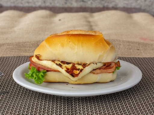 Pão com Queijo Minas e Tomate Seco